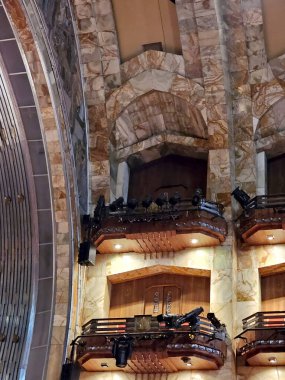 Mexico City, Mexico - 12 Temmuz 2024: Popocatpetl ve Iztacchuatl volkanları ile dekore edilmiş cam parçalarından yapılmış bir perde ile Güzel Sanatlar Sarayı 'nın ana salonunun içi