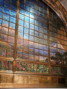 Mexico City, Mexico - 12 Temmuz 2024: Popocatpetl ve Iztacchuatl volkanları ile dekore edilmiş cam parçalarından yapılmış bir perde ile Güzel Sanatlar Sarayı 'nın ana salonunun içi