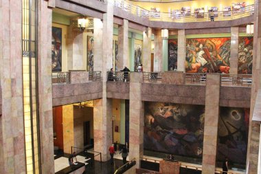 Mexico City, Mexico - 12 Temmuz 2024: Palacio de Bellas Sanat Müzesi 'nin resimleri, CDMX sarayının merkez galerisinin duvarlarına boyanmış resimler.