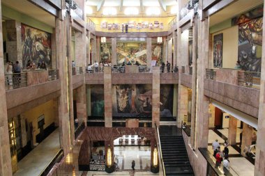 Mexico City, Mexico - 12 Temmuz 2024: Palacio de Bellas Sanat Müzesi 'nin resimleri, CDMX sarayının merkez galerisinin duvarlarına boyanmış resimler.