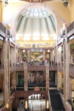 Mexico City, Mexico - 12 Temmuz 2024: Palacio de Bellas Sanat Müzesi 'nin resimleri, CDMX sarayının merkez galerisinin duvarlarına boyanmış resimler.