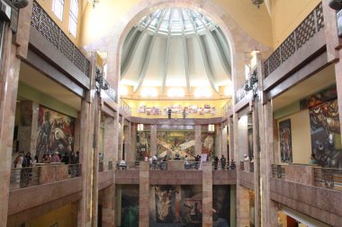 Mexico City, Mexico - 12 Temmuz 2024: Palacio de Bellas Sanat Müzesi 'nin resimleri, CDMX sarayının merkez galerisinin duvarlarına boyanmış resimler.