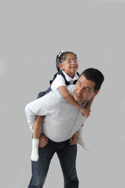 Boşanmış bekar baba, okul üniformalı 4 yaşındaki esmer Latin kızıyla oynuyor. Sırt sırta sarılıp okula dönüyorlar.