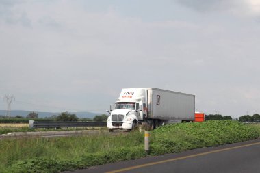 Queretaro, Meksika - 28 Haziran 2024: Yolda dolaşan aşırı karavanlar kazalara ve trafiğe neden oluyor