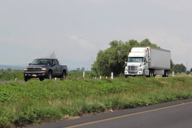 Queretaro, Meksika - 28 Haziran 2024: Yolda dolaşan aşırı karavanlar kazalara ve trafiğe neden oluyor