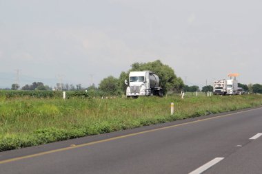 Queretaro, Meksika - 28 Haziran 2024: Yolda dolaşan aşırı karavanlar kazalara ve trafiğe neden oluyor