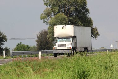Queretaro, Meksika - 28 Haziran 2024: Yolda dolaşan aşırı karavanlar kazalara ve trafiğe neden oluyor