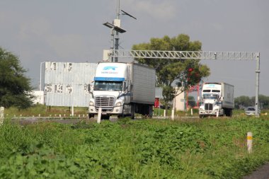 Queretaro, Meksika - 28 Haziran 2024: Yolda dolaşan aşırı karavanlar kazalara ve trafiğe neden oluyor