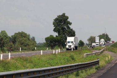 Queretaro, Meksika - 28 Haziran 2024: Yolda dolaşan aşırı karavanlar kazalara ve trafiğe neden oluyor