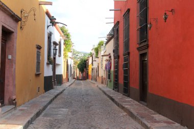 San Miguel de Allende caddeleri, Guanajuato, Meksika 'nın mimarisi, restoranları ve kültür festivalleriyle ünlü bir sömürge şehri.