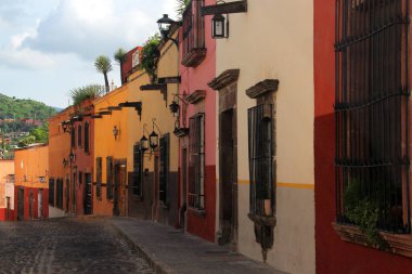 San Miguel de Allende caddeleri, Guanajuato, Meksika 'nın mimarisi, restoranları ve kültür festivalleriyle ünlü bir sömürge şehri.