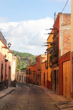 San Miguel de Allende caddeleri, Guanajuato, Meksika 'nın mimarisi, restoranları ve kültür festivalleriyle ünlü bir sömürge şehri.