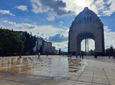 Mexico City, Mexico - 23 Ağustos 2023: Devrim Anıtı ve Müzesi, Mimari çalışma ve anıt mezar CDMX 'in sembolleri ve simgelerinden biri olan Meksika Devrimine adanmıştır.