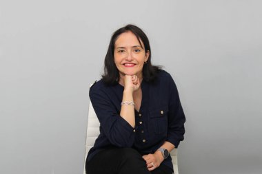 40 yaşındaki yönetici kadın şirketinde liderlik, güç ve yenilik gösteriyor.