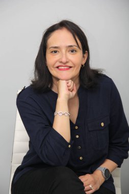 40 yaşındaki yönetici kadın şirketinde liderlik, güç ve yenilik gösteriyor.