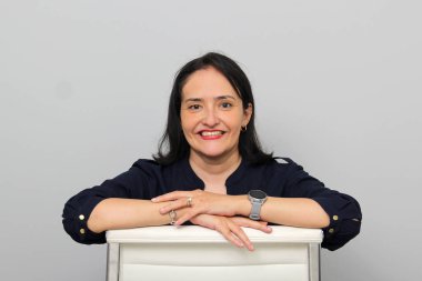 40 yaşındaki yönetici kadın şirketinde liderlik, güç ve yenilik gösteriyor.