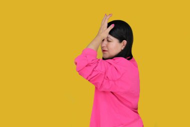 30 yaşındaki Latin kadın stres ve depresyon nedeniyle migren ağrısı çekiyor.