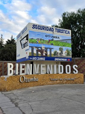 Otumba, Meksika Eyaleti, Meksika - 13 Şubat 2024: Eşek Fuarı 'nın düzenlendiği Meksika Büyülü Kasabası' na Giriş