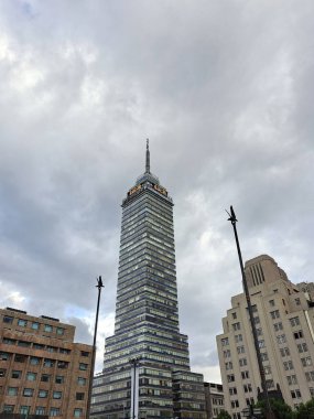 Mexico City, Mexico - 23 Ağustos 2023: Torre Latinoamericana, CDMX 'in Tarih Merkezi' nde bir gökdelen ve simgesel binadır.