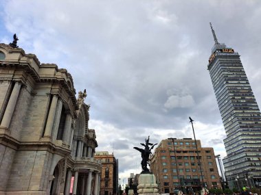 Mexico City, Mexico - 23 Ağustos 2023: Torre Latinoamericana, CDMX 'in Tarih Merkezi' nde bir gökdelen ve simgesel binadır.