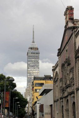 Mexico City, Mexico - 23 Ağustos 2023: Torre Latinoamericana, CDMX 'in Tarih Merkezi' nde bir gökdelen ve simgesel binadır.