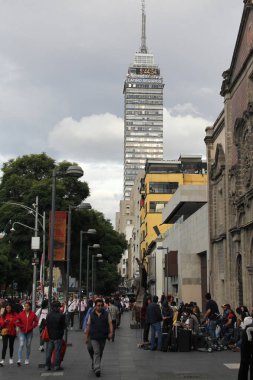Mexico City, Mexico - 23 Ağustos 2023: Torre Latinoamericana, CDMX 'in Tarih Merkezi' nde bir gökdelen ve simgesel binadır.
