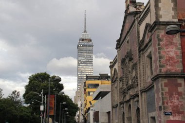 Mexico City, Mexico - 23 Ağustos 2023: Torre Latinoamericana, CDMX 'in Tarih Merkezi' nde bir gökdelen ve simgesel binadır.