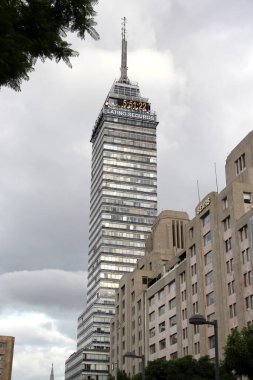 Mexico City, Mexico - 23 Ağustos 2023: Torre Latinoamericana, CDMX 'in Tarih Merkezi' nde bir gökdelen ve simgesel binadır.