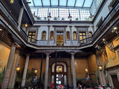 Mexico City, Meksika - 23 Ağustos 2023: The Casa de los Azulejos veya Orizaba Vadisi Kontlarının Sarayı, CDMX 'in tarihi merkezinde yer alan bir sarayda doğan bir saraydır.