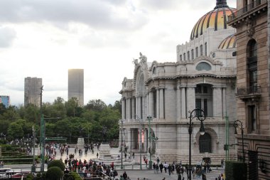 Mexico City, Mexico - 23 Ağustos 2023: The Palace of Fine Arts, Meksika 'da bulunan bir kültür merkezidir.