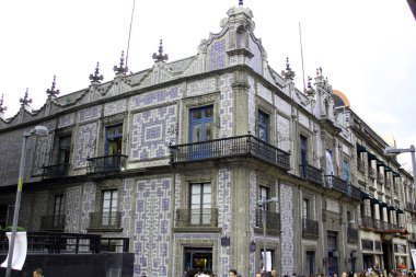 Mexico City, Meksika - 23 Ağustos 2023: The Casa de los Azulejos veya Orizaba Vadisi Kontlarının Sarayı, CDMX 'in tarihi merkezinde yer alan bir sarayda doğan bir saraydır.