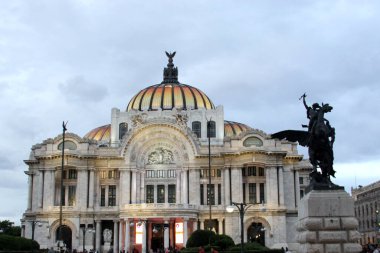 Mexico City, Mexico - 23 Ağustos 2023: The Palace of Fine Arts, Meksika 'da bulunan bir kültür merkezidir.