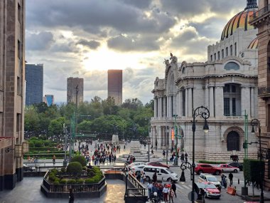 Mexico City, Mexico - 23 Ağustos 2023: The Palace of Fine Arts, Meksika 'da bulunan bir kültür merkezidir.