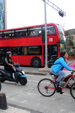 Mexico City, Mexico - 23 Ağustos 2023 Metrobus, CDMX 'te sürekli kazalar yaşayan özel bir şeridi olan kırmızı çift katlı hızlı ulaşım sistemidir.