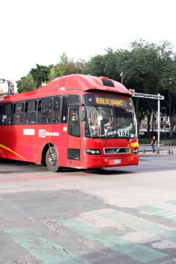 Mexico City, Mexico - 23 Ağustos 2023 Metrobus, CDMX 'te sürekli kazalar yaşayan özel bir şeridi olan kırmızı çift katlı hızlı ulaşım sistemidir.