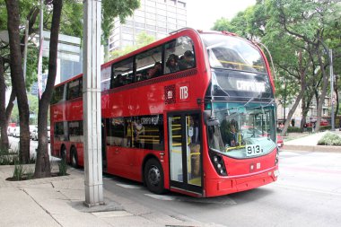 Mexico City, Mexico - 23 Ağustos 2023 Metrobus, CDMX 'te sürekli kazalar yaşayan özel bir şeridi olan kırmızı çift katlı hızlı ulaşım sistemidir.