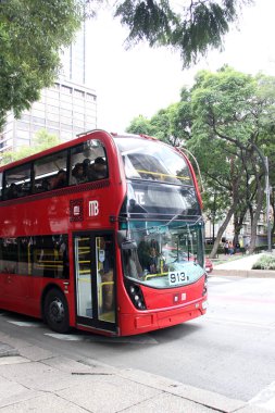 Mexico City, Mexico - 23 Ağustos 2023 Metrobus, CDMX 'te sürekli kazalar yaşayan özel bir şeridi olan kırmızı çift katlı hızlı ulaşım sistemidir.