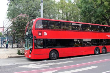 Mexico City, Mexico - 23 Ağustos 2023 Metrobus, CDMX 'te sürekli kazalar yaşayan özel bir şeridi olan kırmızı çift katlı hızlı ulaşım sistemidir.