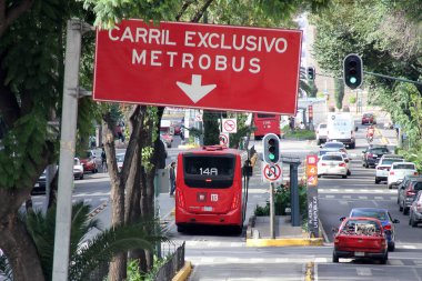 Mexico City, Mexico - 23 Ağustos 2023 Metrobus, CDMX 'te sürekli kazalar yaşayan özel bir şeridi olan kırmızı çift katlı hızlı ulaşım sistemidir.