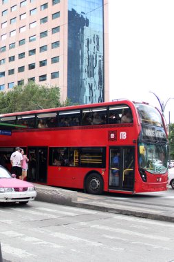 Mexico City, Mexico - 23 Ağustos 2023 Metrobus, CDMX 'te sürekli kazalar yaşayan özel bir şeridi olan kırmızı çift katlı hızlı ulaşım sistemidir.