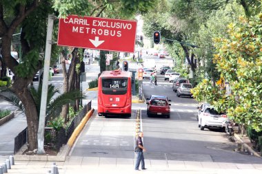 Mexico City, Mexico - 23 Ağustos 2023 Metrobus, CDMX 'te sürekli kazalar yaşayan özel bir şeridi olan kırmızı çift katlı hızlı ulaşım sistemidir.