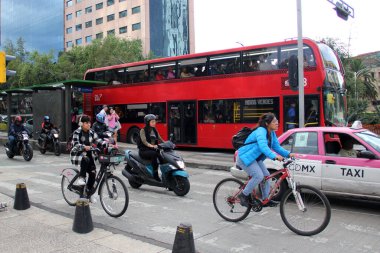 Mexico City, Mexico - 23 Ağustos 2023 Metrobus, CDMX 'te sürekli kazalar yaşayan özel bir şeridi olan kırmızı çift katlı hızlı ulaşım sistemidir.