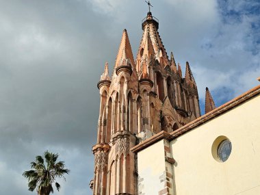 San Miguel de Allende, Guanajuato, Meksika - 28 Haziran 2024: San Miguel Arcangel Kilisesi, San Miguel de Allende şehrinin en çok ziyaret edilen kiliselerinden biridir.