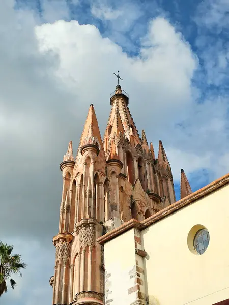 San Miguel de Allende, Guanajuato, Meksika - 28 Haziran 2024: San Miguel Arcangel Kilisesi, San Miguel de Allende şehrinin en çok ziyaret edilen kiliselerinden biridir.