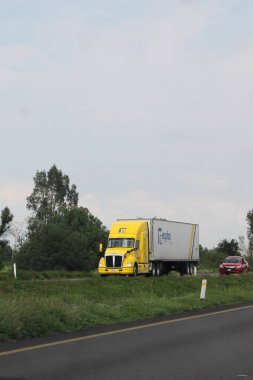 Queretaro, Meksika - 28 Haziran 2024: Meksika otoyolundaki karavanlar saldırılar, soygunlar ve adam kaçırmalarla ilgili güvensizlikten muzdarip