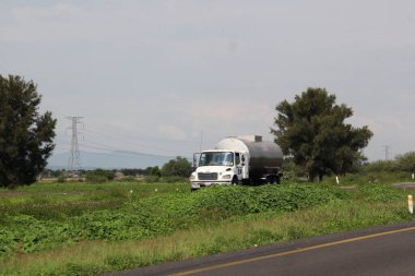 Queretaro, Meksika - 28 Haziran 2024: Meksika otoyolundaki karavanlar saldırılar, soygunlar ve adam kaçırmalarla ilgili güvensizlikten muzdarip