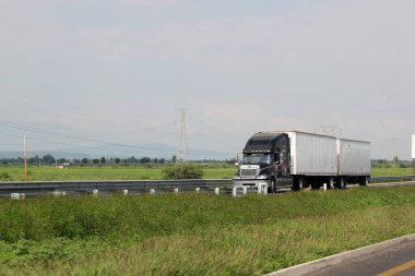 Queretaro, Meksika - 28 Haziran 2024: Meksika otoyolundaki karavanlar saldırılar, soygunlar ve adam kaçırmalarla ilgili güvensizlikten muzdarip