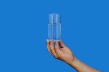 Su tüketimi, besin maddelerinin emilimi, eklemlerin yağlanması, toksinlerin ortadan kaldırılması, kan akışının kolaylaştırılması ve sindirim sisteminin geliştirilmesi gibi faydaları sunar.