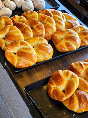 Fırında taze kruvasan, yağlı poğaça çöreği, fırında pişmiş, hilal şeklinde veya boynuz şeklinde.