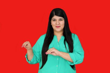 Latin yetişkin kadın Meksika İşaret Dili 'ni işitme engelli biri olarak kullanıyor. İletişim kurmak için fırsat kolluyor.